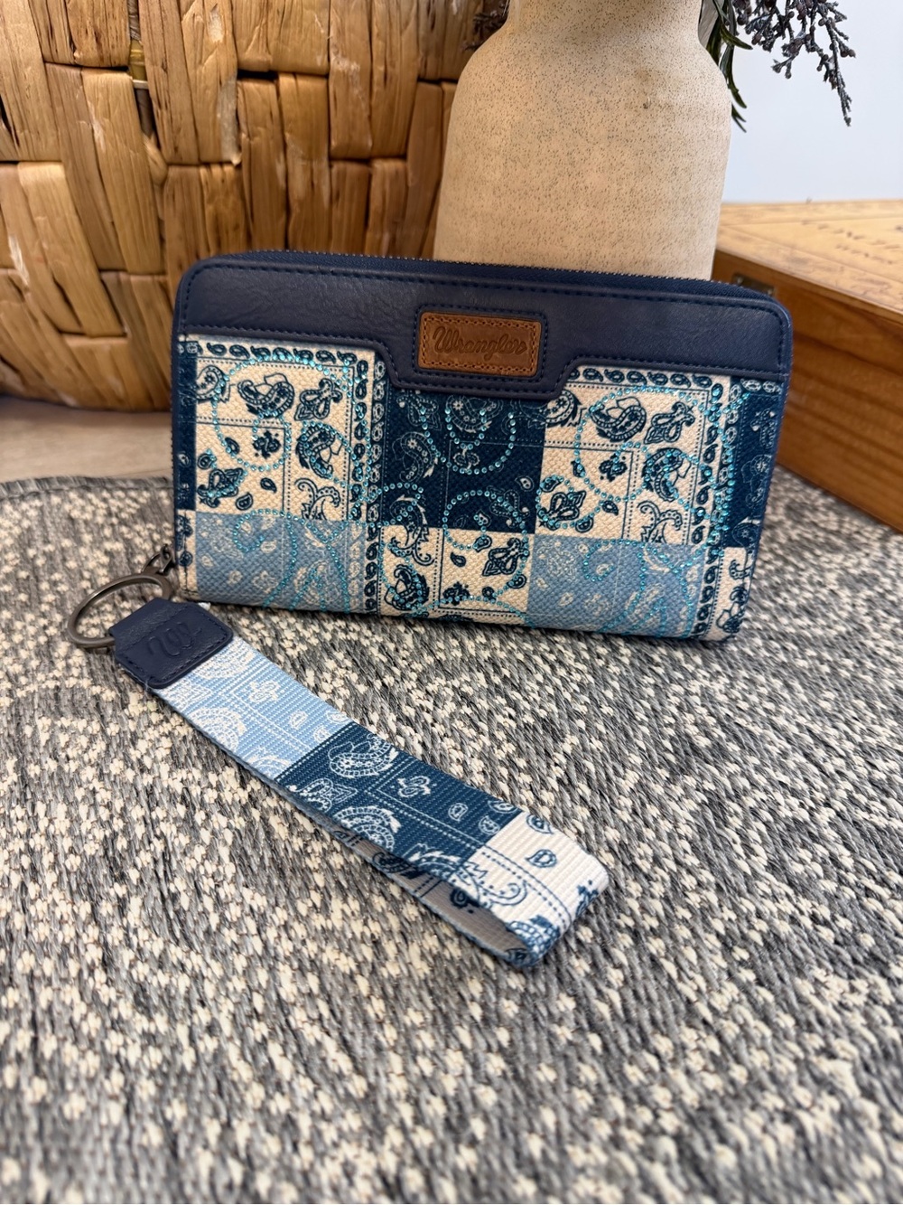 New Wrangler Women’s Patchwork Paisley Wallet Wristlet Wallet Boho Western Large - Picture 6 of 16